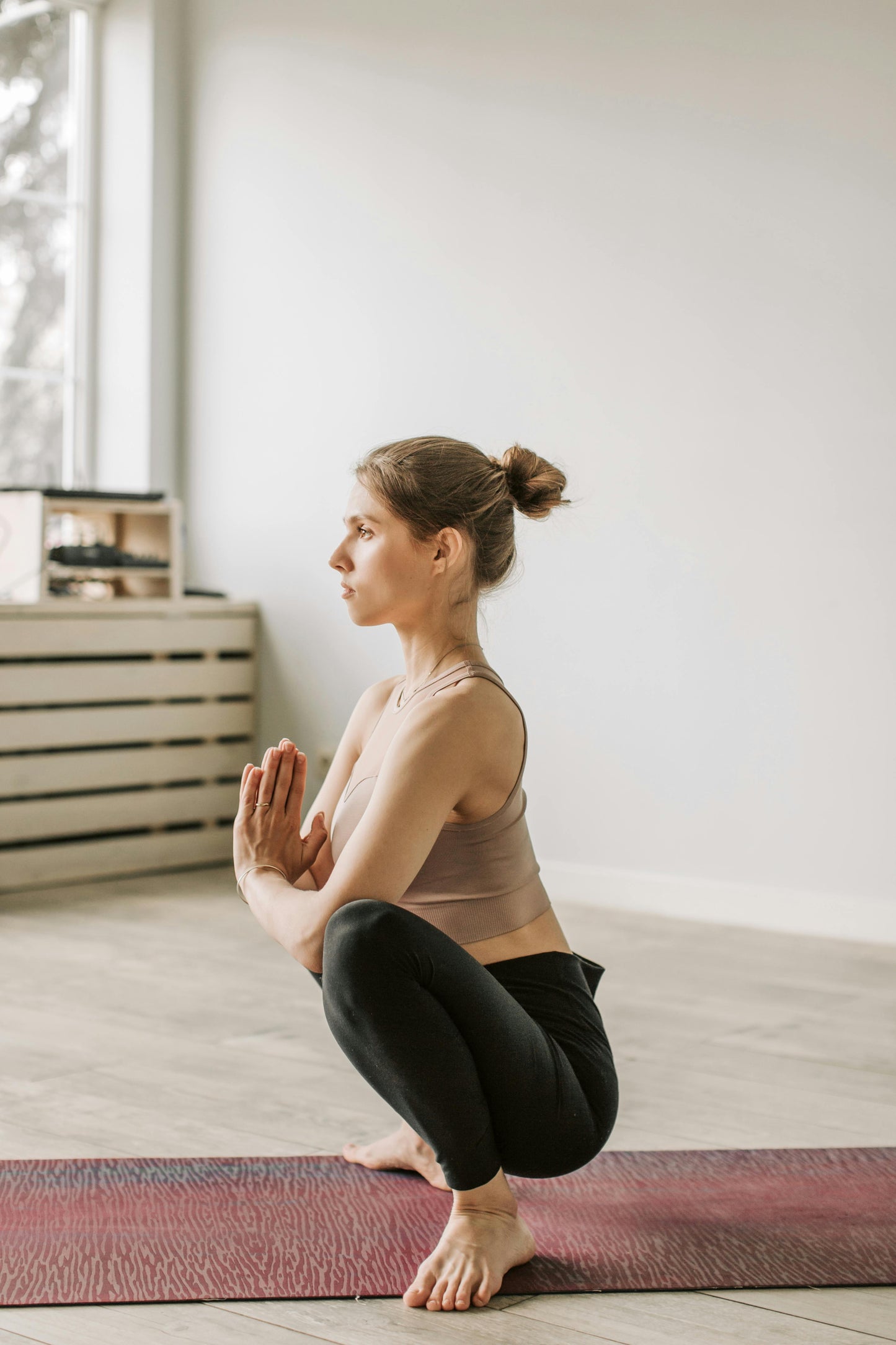 📘 KNEE RESET: 10 COUNTS WITH FEET FLAT